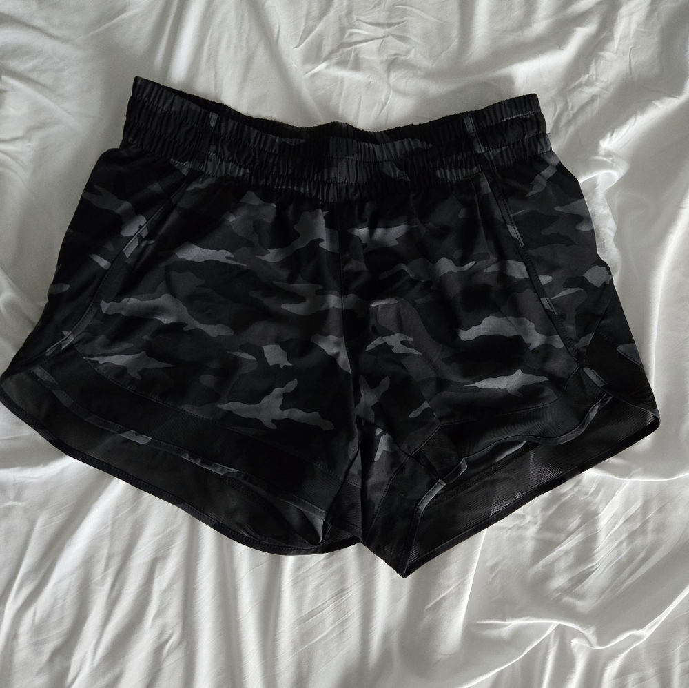 athleta printed mesh racer run short 4in, black camo, size small, never worn